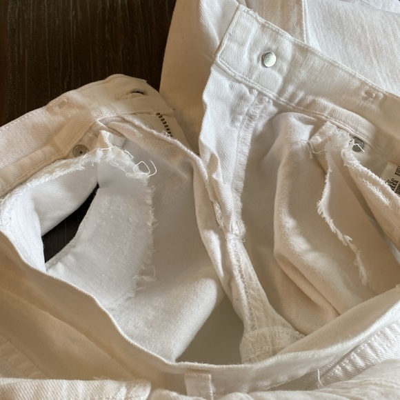 Citizens of Humanity ladies white denim in size 26.  Distressed with raw hemline - Picture 12 of 12